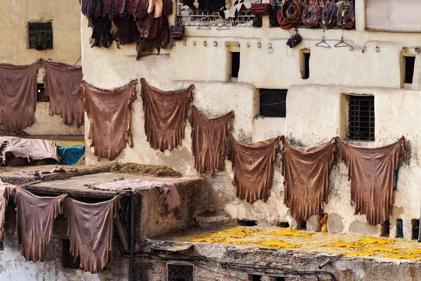 Eski şehirde Fes, Fas geleneksel deri üretim — Stok fotoğraf