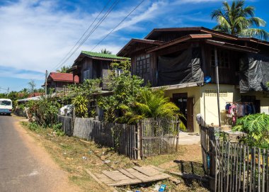 Laos 'ta Nakasong adalarına Wat Phou 'dan yolda küçük bir köy.