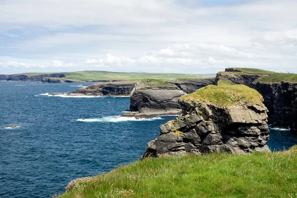 Acantilados de Kilkee en Co. Clare, Irlanda. Península de West Clare, Irlanda . — Foto de Stock