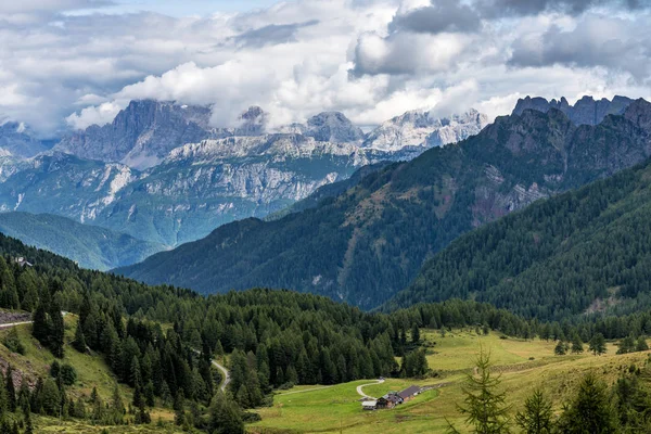 Dolomitler 'deki Val di Fassa 'nın manzarası, Trentino Alto Adige, Italya — Stok fotoğraf