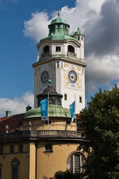 Мюнхен, Германия: The Mueller 'sche Volksbad located at the river Isar — стоковое фото