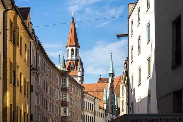 Det gamla rådhuset som ligger på det centrala torget i München, Tyskland. — Stockfoto