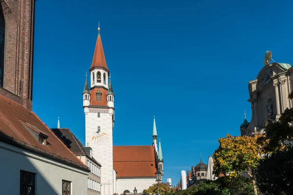 El antiguo ayuntamiento situado en la plaza central de Munich, Alemania . — Foto de Stock