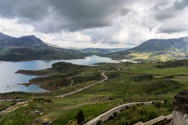 Zahara de la Sierra'daki mavi göl, Cadiz eyaleti, Endülüs, İspanya.