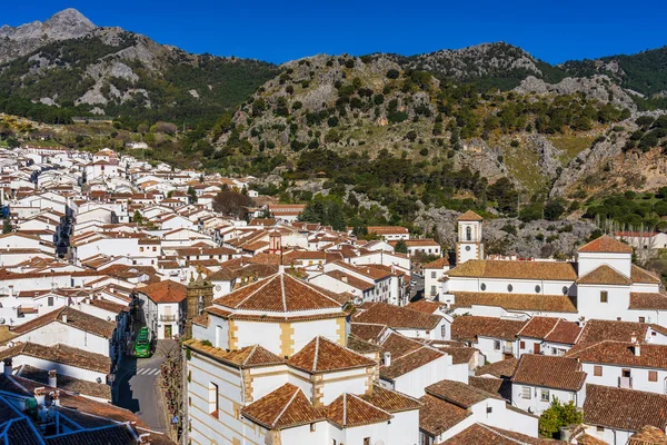 Grazalema, pueblo blanco en la provincia de Cádiz, Andalucía, España —  Fotos de Stock