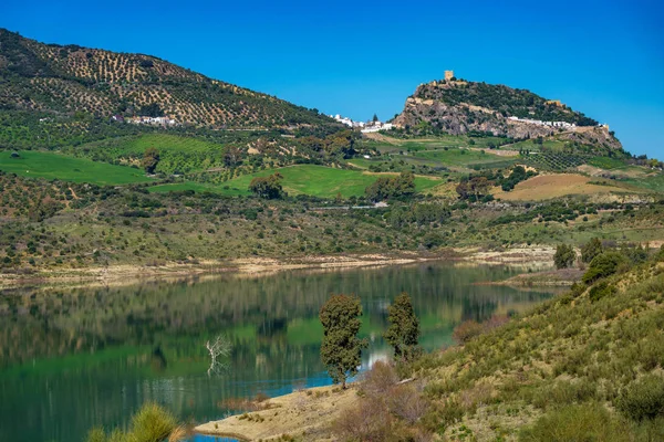 Zahara de la Sierra ligger i Sierra de Grazalema, Andalusien, Spanien. — Stockfoto