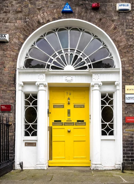 Барвистий грузинської двері в місті Дублін, Merrion площі, Сполучені Штати Америки — стокове фото