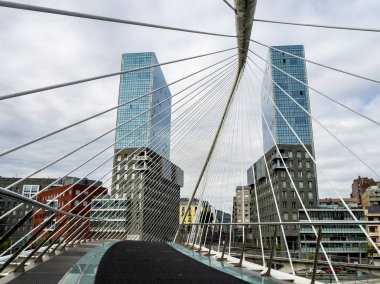 Zubizuri köprü Nervion Nehri Bilbao, İspanya