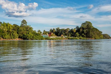 4000 Laos 'ta Mekong Nehri üzerinden Nakasong Adaları bölgesi