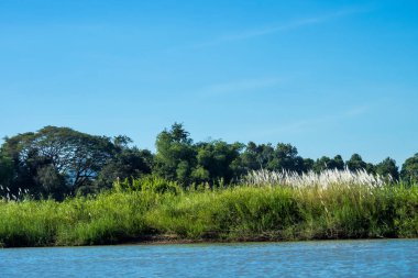 4000 Laos 'ta Mekong Nehri üzerinden Nakasong Adaları bölgesi