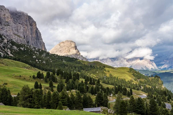 Widokiem grupy Sella i Przełęcz Gardena lub Grodner Joch, Dolomity, Włochy — Zdjęcie stockowe