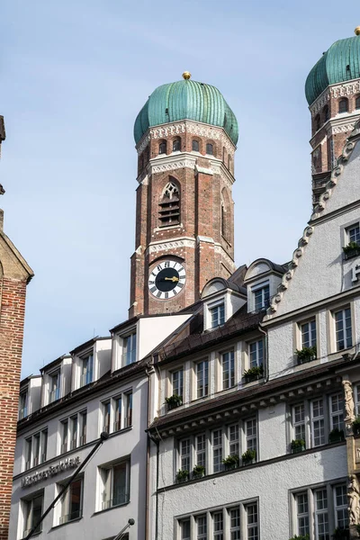 Знаменитий собор Мюнхена, також званий собор з нашої Люба леді, Мюнхен — стокове фото