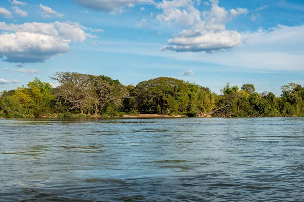 4000 Laos 'ta Mekong Nehri üzerinden Nakasong Adaları bölgesi