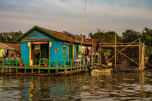 Pueblo flotante, Camboya, Tonle Sap, isla de Koh Rong . — Foto de Stock