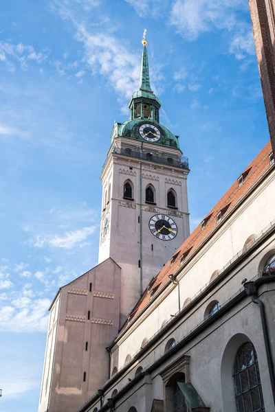 The parish church of St. Peter, one of Munich 's most famous landmark — стоковое фото