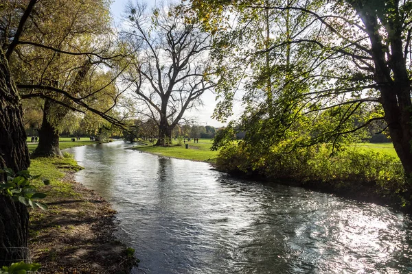 Herbstblick im Englischen Garten, München, Deutschland. — Stockfoto