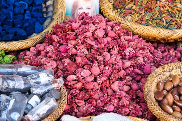 Los zocos en Marrakech, Marruecos,. El mercado tradicional más grande de África . — Foto de Stock