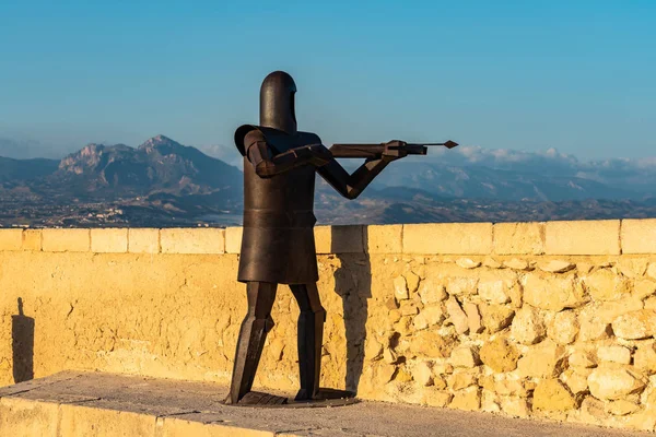 Alicante, España: Escultura metálica de un guerrero en el castillo de Santa Bárbara — Foto de Stock