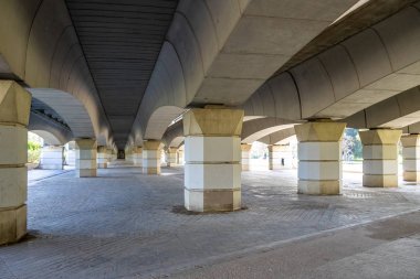Turia bahçelerindeki Pont Del Regne köprüsü. Valencia İspanya'da