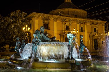 Bakire Meryem Meydanı'ndaki Turia Çeşmesi, Valencia, İspanya.