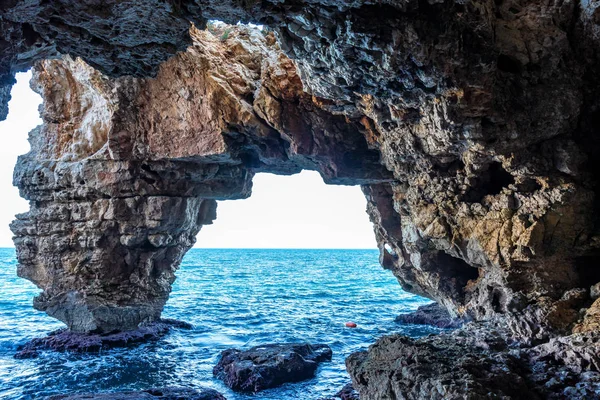 Prachtige rotsachtige kustlijn in Moraira, Costa Blanca, Spanje — Stockfoto