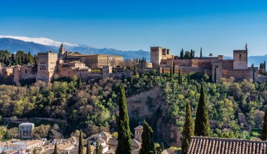 Granada'daki Alhambra Sarayı'nın görünümü, Avrupa'da İspanya