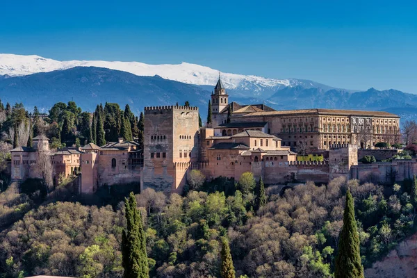 Granada'daki Alhambra Sarayı'nın görünümü, Avrupa'da İspanya