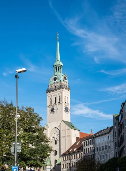 The parish church of St. Peter, one of Munich 's most famous landmark — стоковое фото