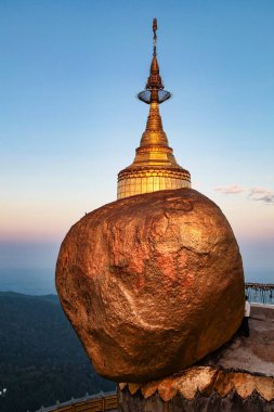 Kyaiktiyo Pagoda da Burma, Myanmar Altın Rocki olarak bilinen