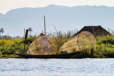Inle Gölü'nde balıkçı kürek teknesi bacakla, Myanmar.