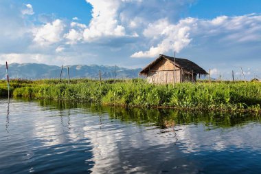 Shan Inle Gölü üzerinde ahşap yüzen evler, Myanmar