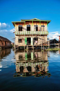 Shan Inle Gölü üzerinde ahşap yüzen evler, Myanmar