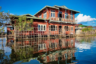 Shan Inle Gölü üzerinde ahşap yüzen evler, Myanmar