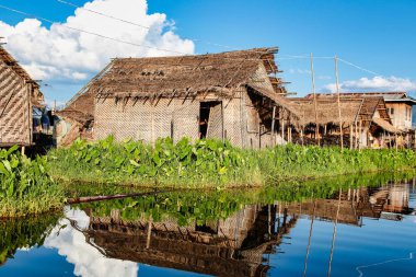 Shan Inle Gölü üzerinde ahşap yüzen evler, Myanmar