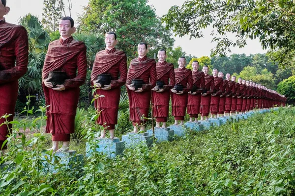 Буддийские статуи монахов в пещере Кау Ка Таунг, Хпаан, Мьянма — стоковое фото