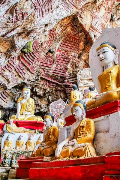 Buddha Statyer insida av KAW ka Thaung grotta i hPa-an, Myanmar — Stockfoto