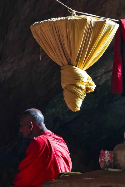 Monje rezando dentro de la cueva Kaw Ka Thaung en Hpa-An, Myanmar — Foto de Stock