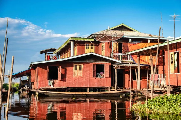 Case galleggianti in legno sul lago Inle a Shan, Myanmar — Foto Stock