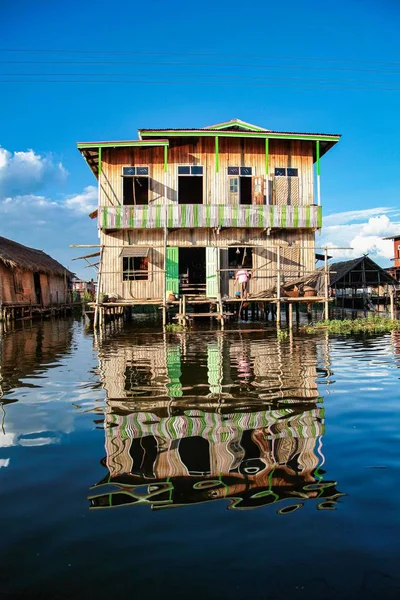 Casas flotantes de madera en el lago Inle en Shan, Myanmar — Foto de Stock