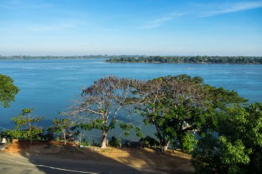 Kamboçya. Mekong Nehri.Laos.Stung Treng şehir sınırı.