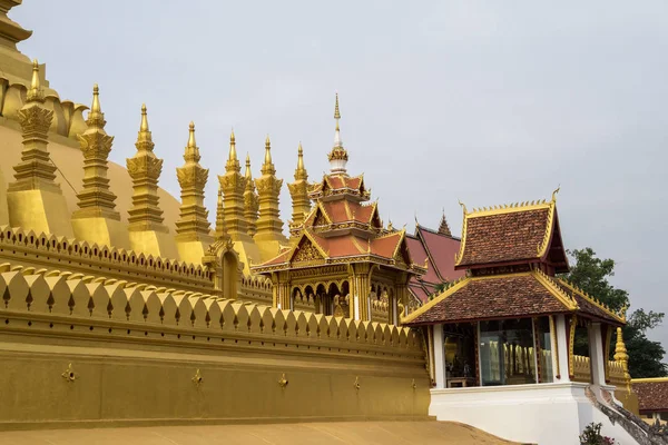 O Pagode dourado em Wat Pha que Luang Temple em Vientiane, Laos — Fotografia de Stock