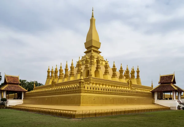 O Pagode dourado em Wat Pha que Luang Temple em Vientiane, Laos — Fotografia de Stock