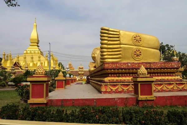 Statua di buddha addormentata al tempio Wat Pha That Luang a Vientiane, Laos — Foto Stock