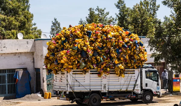 Camión con botellas de plástico Tigray, Etiopía del Norte, África — Foto de Stock