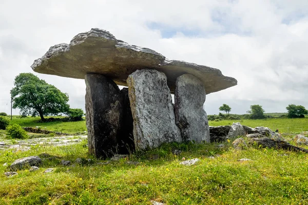 5000 лет польским дольменам в Беррене, графство Клэр - Ирландия — стоковое фото