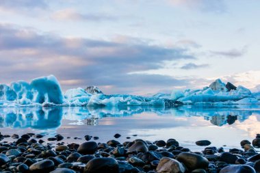 Izlanda, Avrupa 'da Joekulsarlon buzul lagünü içinde icebergs