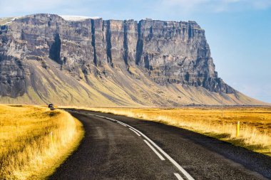 Izlanda 'da Ulusal Park Skaftafell inanılmaz renkli volkanik kayalar