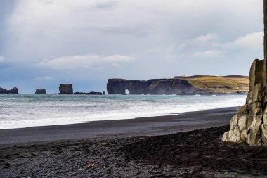Izlanda 'nın güney sahilinde ünlü Reynisdrangar kayalıkları