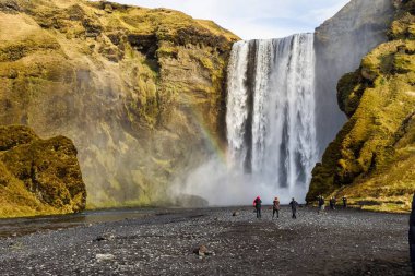 Skogar kasabası yakınlarındaki büyük şelale Skogafoss. İzlanda