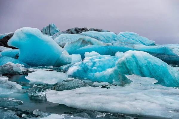 A Joekulsarlon gleccser lagúnájában lévő jéghegyek Izlandon, Európában — Stock Fotó